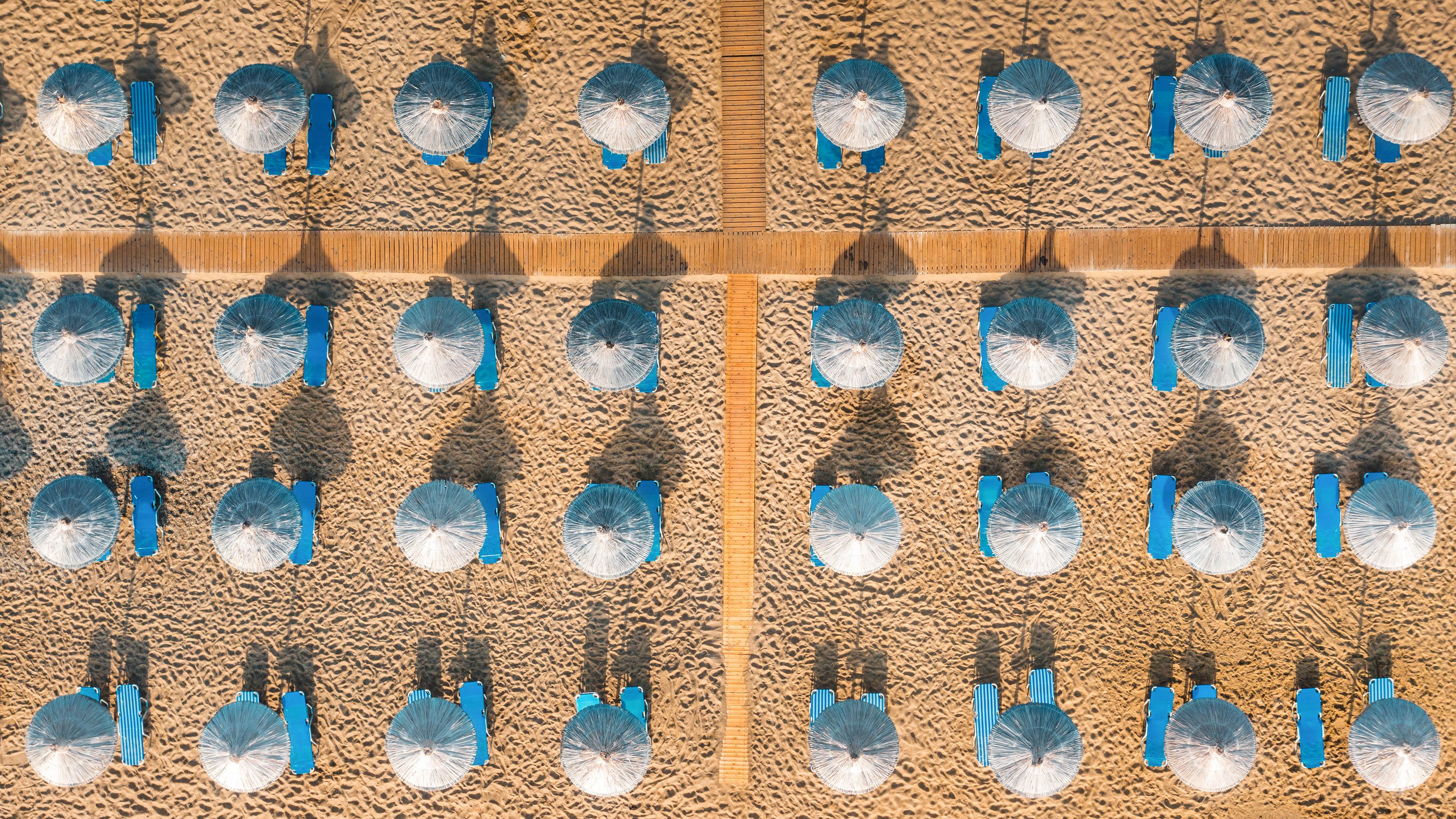 瓦伊海滩上的日光浴躺椅，克里特岛，希腊